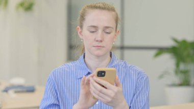 Akıllı telefon kullanan Genç Kadın Portresi