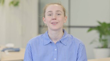 Çevrimiçi Video Sohbeti Yapan Genç Kadın