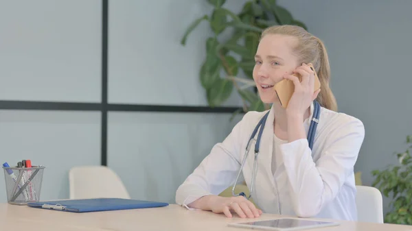 Kobieta Lekarz Rozmawia Przez Telefon Klinice — Zdjęcie stockowe