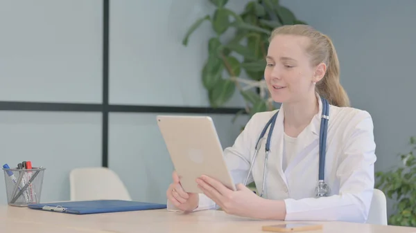 Online Video Chat Στο Tablet Από Γυναίκα Γιατρός Στην Κλινική — Φωτογραφία Αρχείου