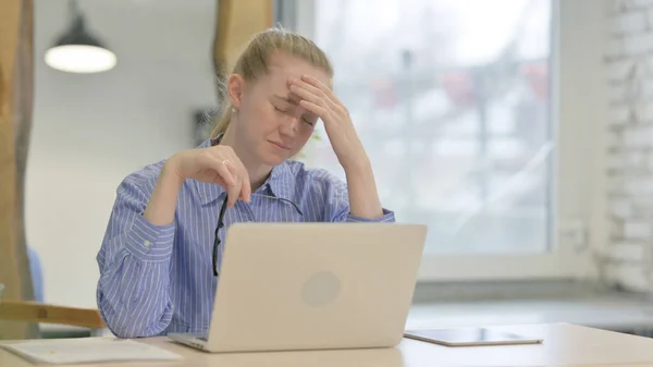 Ung Kvinna Med Huvudvärk Arbetar Laptop — Stockfoto