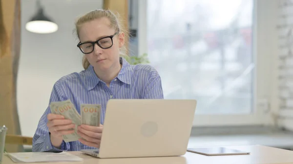 Ung Kvinna Räkna Dollar Jobbet Tjäna Pengar — Stockfoto