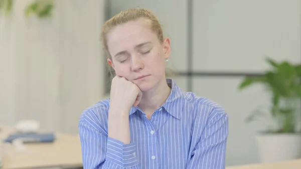 Портрет Сплячої Молодої Жінки Офісі — стокове фото