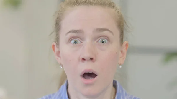 Close Shocked Young Woman Face — Fotografia de Stock