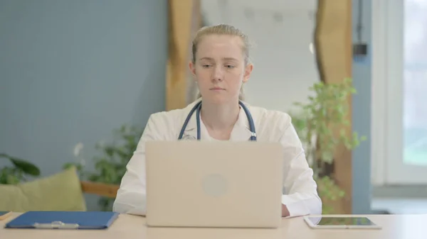 Γυναίκα Γιατρός Που Εργάζεται Φορητό Υπολογιστή Στην Κλινική — Φωτογραφία Αρχείου