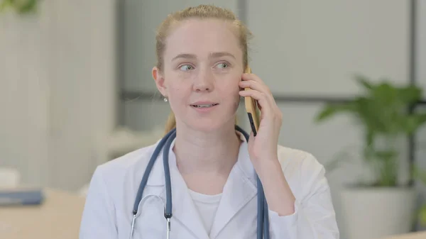 Portriat Της Γυναίκας Γιατρός Μιλώντας Στο Τηλέφωνο — Φωτογραφία Αρχείου