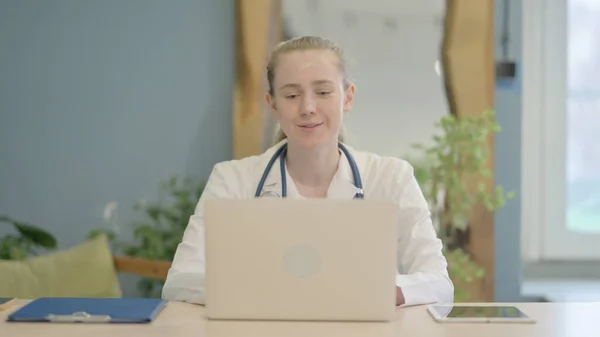 Online Video Chat Από Γυναίκα Γιατρός Στο Laptop Στην Κλινική — Φωτογραφία Αρχείου
