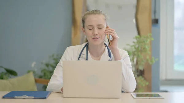 Γυναίκα Γιατρός Μιλώντας Στο Τηλέφωνο Στην Κλινική — Φωτογραφία Αρχείου