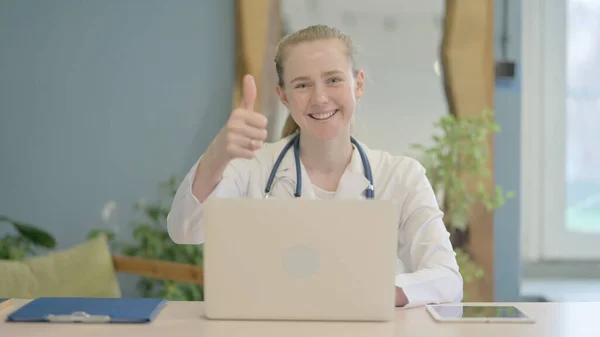 Thumbs Female Doctor Laptop Στην Κλινική — Φωτογραφία Αρχείου
