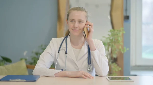 Γυναίκα Γιατρός Μιλώντας Στο Τηλέφωνο Στην Κλινική — Φωτογραφία Αρχείου