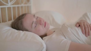 Yatakta Uyuyan Genç Kadın Görünümü