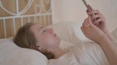 Yatakta Telefonda Konuşan Genç Kadın Görünümü