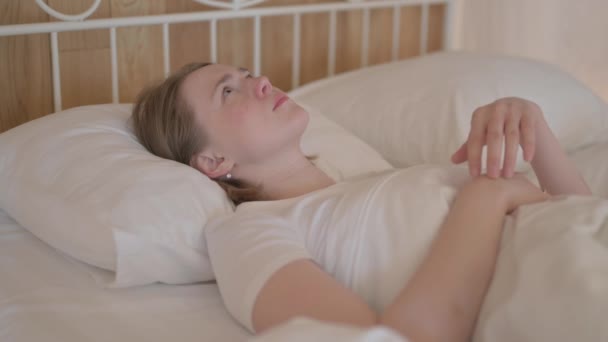 Мозковий Штурм Молода Жінка Лежить Ліжку — стокове відео