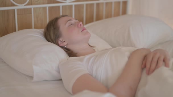 家で寝る若い女性の疲れ — ストック動画