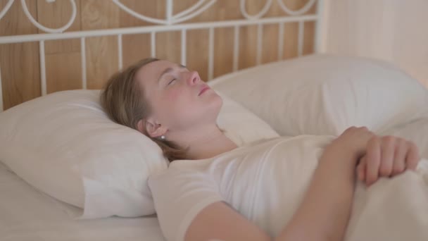 Άρρωστη Νεαρή Γυναίκα Βήχει Ενώ Ξαπλώνει Στο Κρεβάτι — Αρχείο Βίντεο
