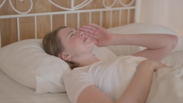 Νεαρή Γυναίκα Πονοκέφαλο Ξαπλωμένη Στο Κρεβάτι — Αρχείο Βίντεο