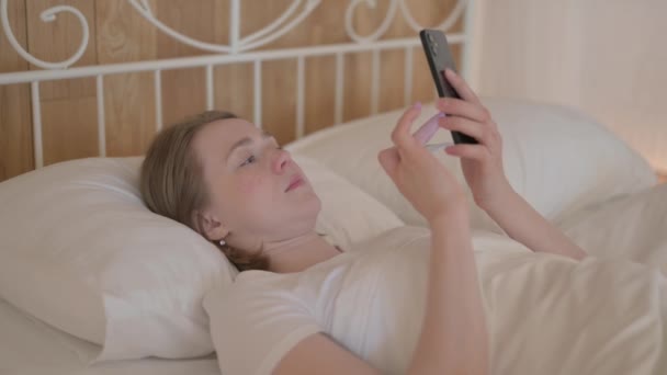 Achats Ligne Réussis Par Jeune Femme Sur Ordinateur Portable — Video
