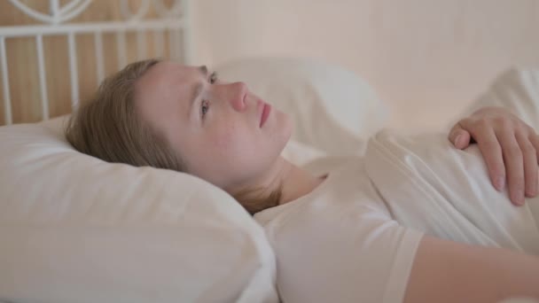 Seitenansicht Einer Jungen Frau Die Bett Liegt — Stockvideo