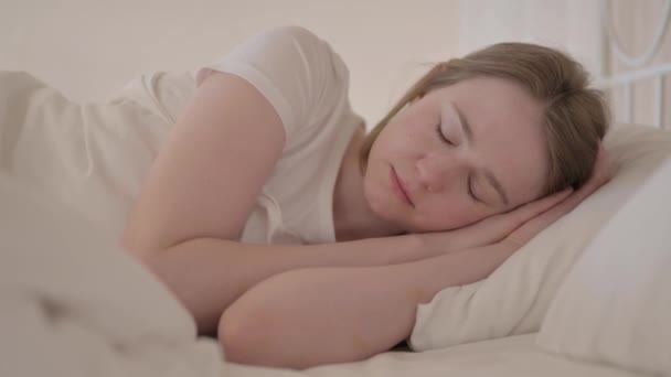 Vista Lateral Jovem Mulher Dormindo Cama — Vídeo de Stock
