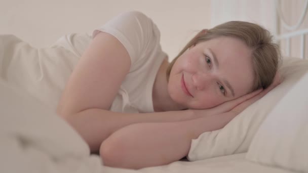 横に寝そべっている若い女の話 — ストック動画
