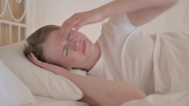 寝たきりの頭痛を持つ若い女性の側面図 — ストック動画
