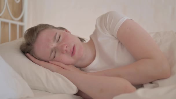 ベッドで寝そべってる若い女 — ストック動画