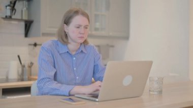 Laptop 'ta Çalışan Meşgul Genç Kadın