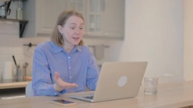 Laptop 'ta Genç Kadın' ın Çevrimiçi Video Sohbeti