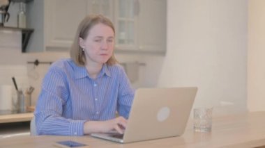 Dizüstü bilgisayarda çalışırken Genç Kadın 'ın Reddedilmesi Reddedildi