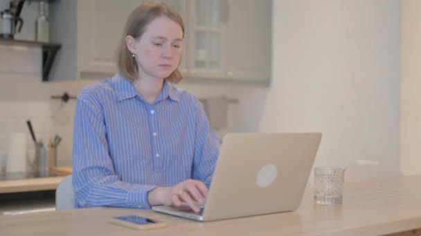 有愤怒之痛的年轻女性在笔记本电脑上工作 — 图库视频影像