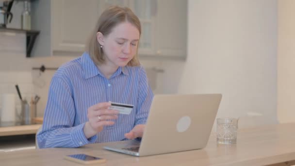 Młoda Kobieta Zdenerwowana Błędem Płatności Online Laptopie — Wideo stockowe