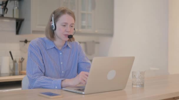 Mujer Joven Con Auriculares Hablando Con Los Clientes Línea Centro — Vídeos de Stock