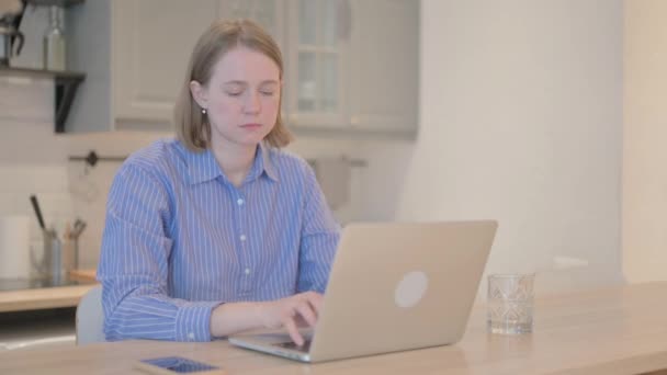 Jonge Vrouw Zoek Naar Camera Tijdens Het Werken Laptop — Stockvideo