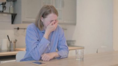 Hüsran içinde Ağlayan Üzgün Genç Kadın Portresi