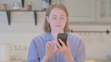 Telefonda Konuşan Genç Kadın Portresi