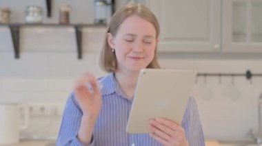 Tablet 'te Video Sohbeti Yapan Genç Kadın Portresi