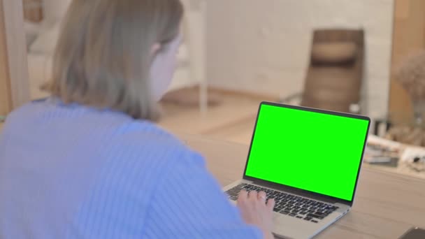 Kadını Yeşil Ekranlı Laptop Kullanıyor — Stok video