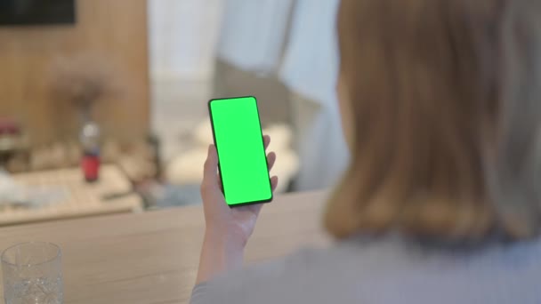 Kadınını Kapat Yeşil Ekranlı Telefonu Kullan — Stok video