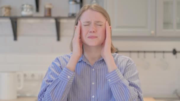 Portret Zmęczonej Młodej Kobiety Bólem Głowy — Wideo stockowe
