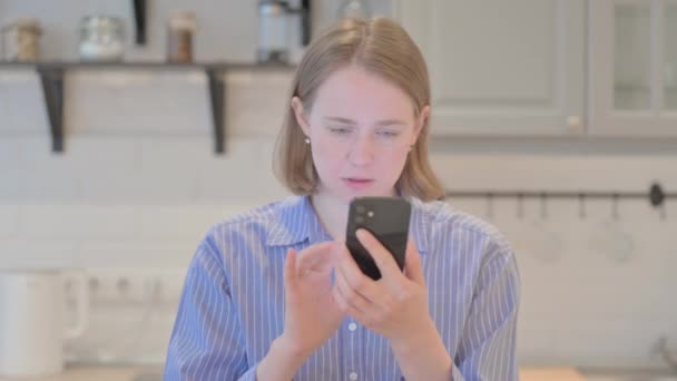 Portrét Mladé Ženy Šokované Ztrátou Smartphonu — Stock video