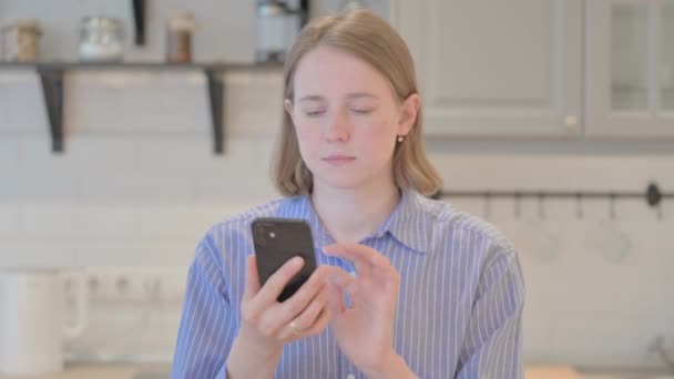 Portret Van Jonge Vrouw Met Behulp Van Smartphone — Stockvideo