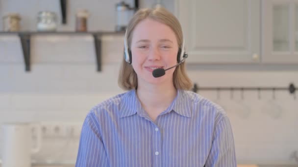 Ung Kvinna Med Headset Ler Mot Kameran Callcenter — Stockvideo