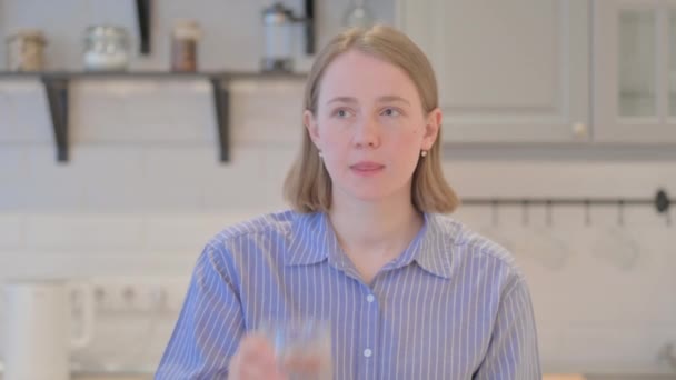 Porträtt Ung Kvinna Dricksvatten Från Glas — Stockvideo
