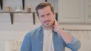 Boyun Ağrısı Olan Yorgun Genç Adamın Portresi