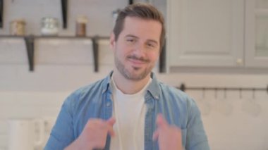 Mutlu Olgun Adam 'ın Portresi Dans Etme, Zevk Alma