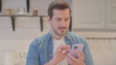 Smartphone 'da Başarıyı Kutlayan Genç Adam Portresi