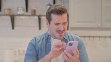 Genç Adam 'ın Portresi Akıllı Telefon' da Kaybından Şok Oldu