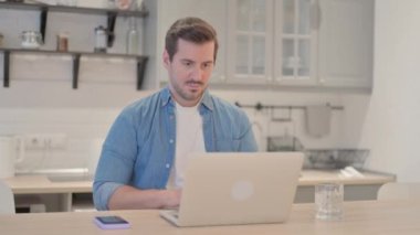 Dizüstü bilgisayarda Başarı Kutlaması İçin Heyecanlı Genç Adam