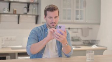 Genç Adam Akıllı Telefon 'da Başarıyı Kutluyor