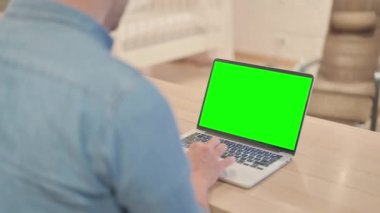Olgun Adam Yeşil Ekran ile Laptop Kullanıyor